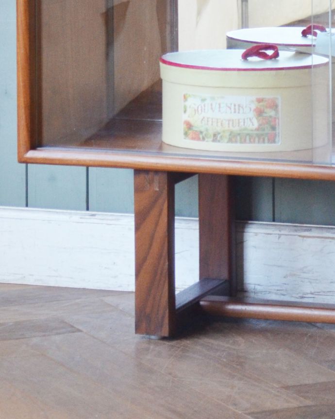 アンティークのキャビネット　アンティーク家具　イギリス輸入の北欧家具、ミラーバックのヴィンテージグラスキャビネット。安定感のある脚がしっかり支えます。(x-947-f)