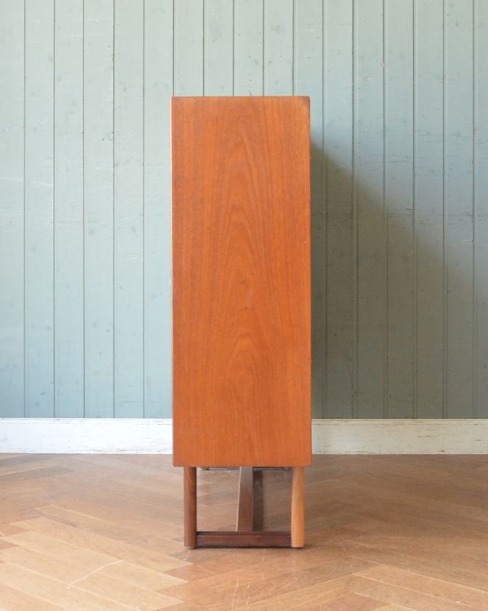 アンティークのキャビネット　アンティーク家具　イギリス輸入の北欧家具、ミラーバックのヴィンテージグラスキャビネット。サイドから見てもキレイな状態です。(x-947-f)