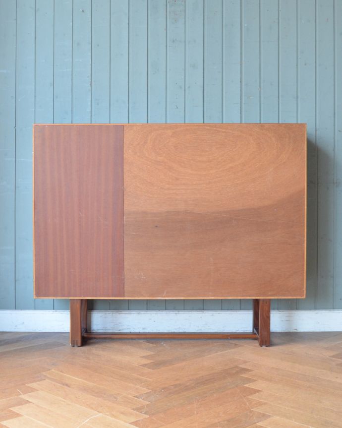 アンティークのキャビネット　アンティーク家具　イギリス輸入の北欧家具、ミラーバックのヴィンテージグラスキャビネット。アンティークは新品ではないので、もちろん経年変化によるキズはありますが、専門の職人が目立たないようキレイにお直しをしているので、後姿までキレイです。(x-947-f)