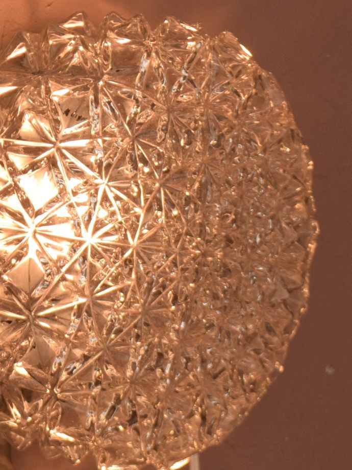 壁付けブラケット　照明・ライティング　フランスのアンティーク照明、ガラスシェードのシーリングライト（Ｅ17丸球付）　夜になると･･･ふわっとした優しい灯りで周りを包み込んでくれます。(x-949-z)