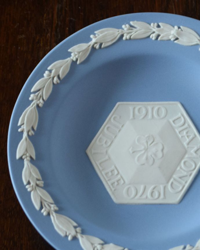 アンティーク 陶磁器の雑貨　アンティーク雑貨　ウェッジウッド　古代美術がモチーフになっている模様ぷっくりと浮かび上がる白い模様は、古代ギリシャ・ローマ美術の装飾をモチーフにした繊細で優雅なデザインです。(x-954-z)