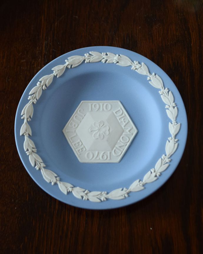 アンティーク 陶磁器の雑貨　アンティーク雑貨　ウェッジウッド　上から見るとこんな感じですアンティークのため、多少の欠け・傷がある場合がありますが、使用上問題はありませんので、ご了承下さい。(x-954-z)