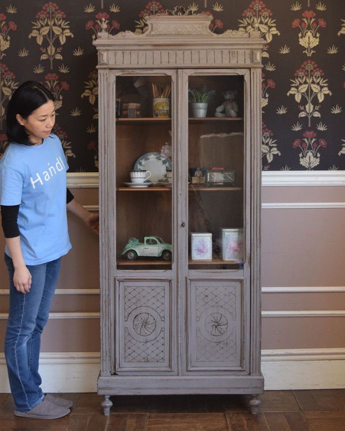 アンティークのキャビネット　アンティーク家具　大人のためのフレンチガラスキャビネット、フランスらしい装飾がキレイな輸入家具。これ１台お部屋に取り入れるだけで、一気に垢抜けた空間をつくり上げることができます。(x-955-f)