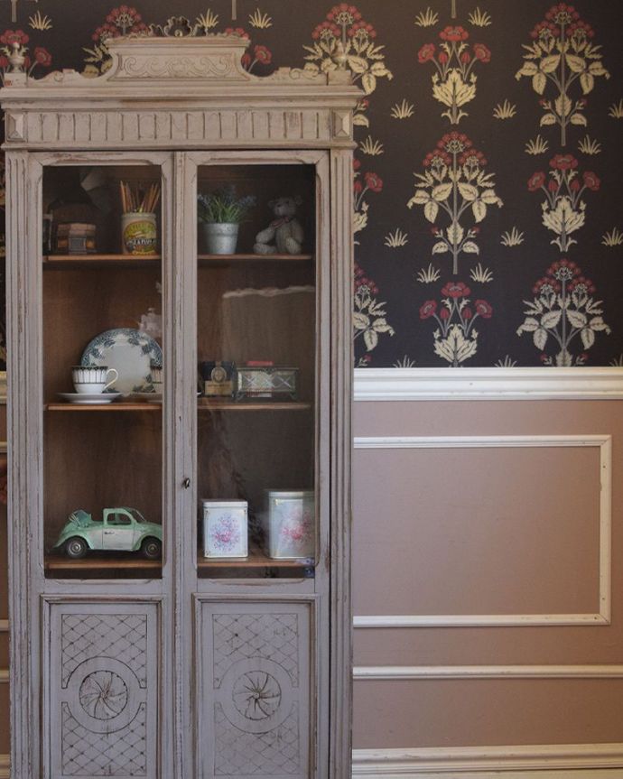 アンティークのキャビネット　アンティーク家具　大人のためのフレンチガラスキャビネット、フランスらしい装飾がキレイな輸入家具。ペイントが味わい深いです。(x-955-f)