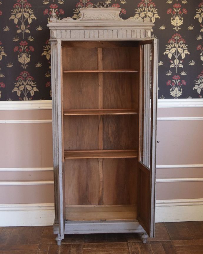 アンティークのキャビネット　アンティーク家具　大人のためのフレンチガラスキャビネット、フランスらしい装飾がキレイな輸入家具。見た目の美しさはモチロン、た〜っぷり収納力もある優れたキャビネットです。(x-955-f)