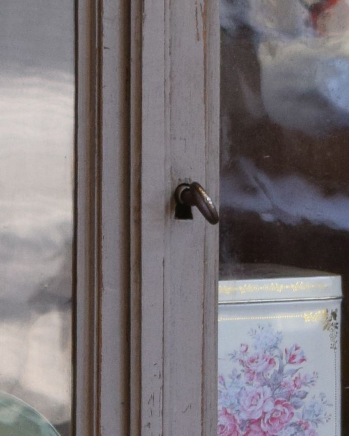 アンティークのキャビネット　アンティーク家具　大人のためのフレンチガラスキャビネット、フランスらしい装飾がキレイな輸入家具。取っ手は鍵です。(x-955-f)