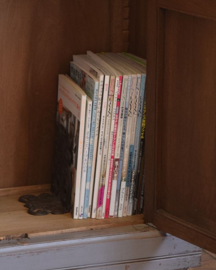 アンティークのキャビネット　アンティーク家具　大人のためのフレンチガラスキャビネット、フランスらしい装飾がキレイな輸入家具。雑誌やA4サイズのファイルも収納できます。(x-955-f)