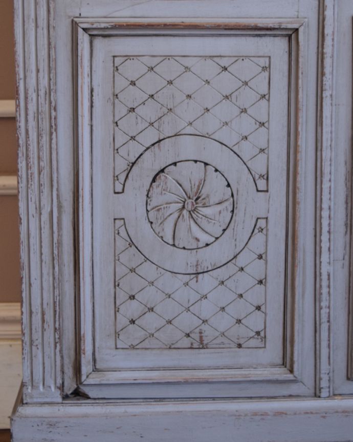 アンティークのキャビネット　アンティーク家具　大人のためのフレンチガラスキャビネット、フランスらしい装飾がキレイな輸入家具。ペイントのかすれ具合は、アンティークでしか表現できない風合いです。(x-955-f)