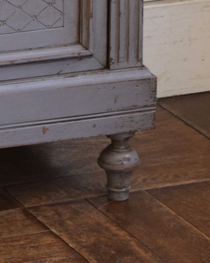 アンティークのキャビネット　アンティーク家具　大人のためのフレンチガラスキャビネット、フランスらしい装飾がキレイな輸入家具。脚もしっかり安定感があります。(x-955-f)