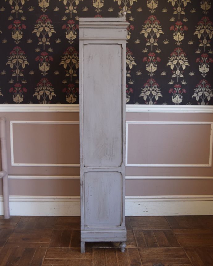 アンティークのキャビネット　アンティーク家具　大人のためのフレンチガラスキャビネット、フランスらしい装飾がキレイな輸入家具。サイドもきれいにペイントされています。(x-955-f)