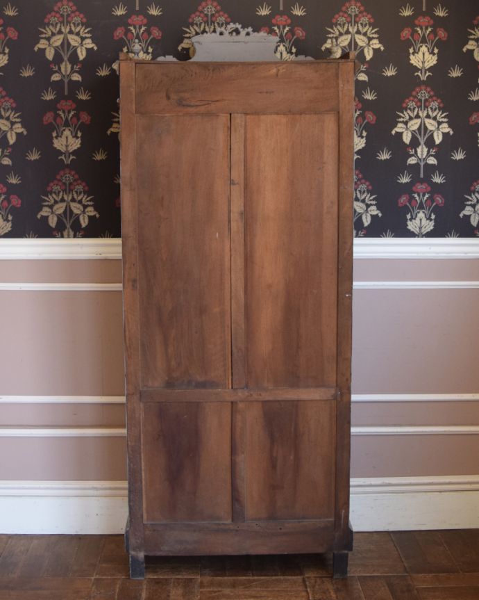 アンティークのキャビネット　アンティーク家具　大人のためのフレンチガラスキャビネット、フランスらしい装飾がキレイな輸入家具。アンティークは新品ではないので、もちろん経年変化によるキズはありますが、専門の職人が目立たないようキレイにお直しをしているので、後姿までキレイです。(x-955-f)