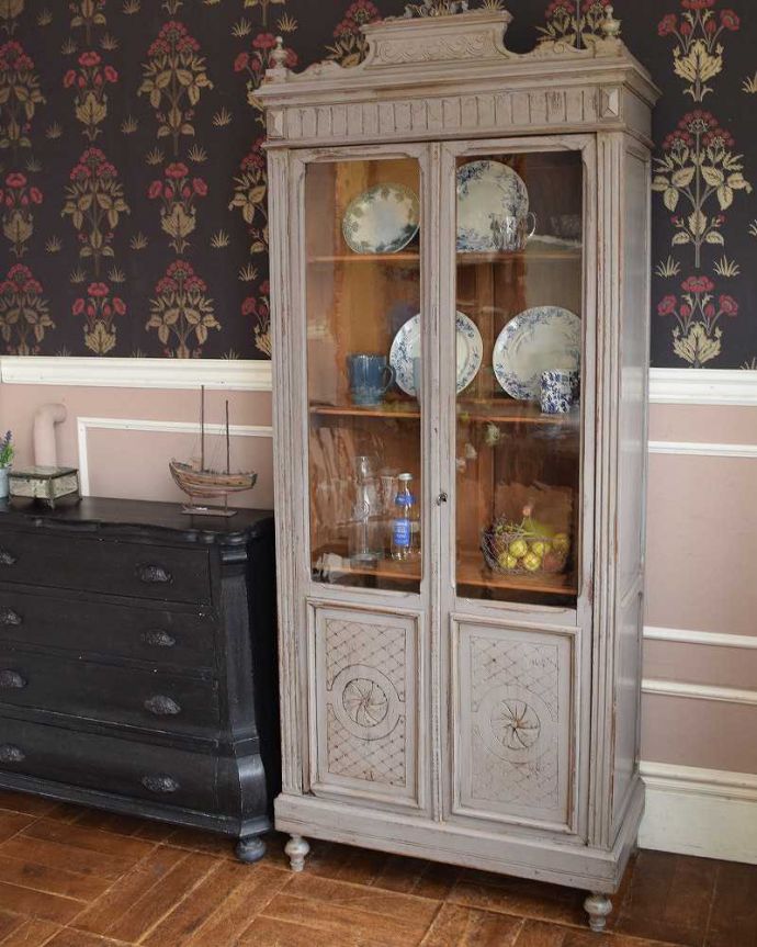 アンティークのキャビネット　アンティーク家具　大人のためのフレンチガラスキャビネット、フランスらしい装飾がキレイな輸入家具。どんなお部屋でもスペシャルな空間になってしまう事、間違いナシの存在感です。(x-955-f)
