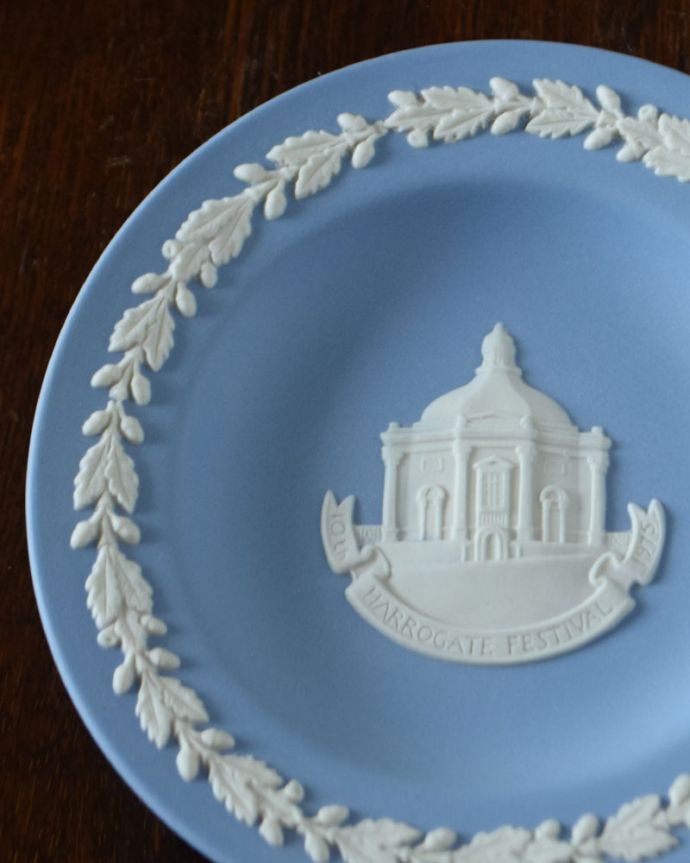 アンティーク 陶磁器の雑貨　アンティーク雑貨　ウェッジウッド　古代美術がモチーフになっている模様ぷっくりと浮かび上がる白い模様は、古代ギリシャ・ローマ美術の装飾をモチーフにした繊細で優雅なデザインです。(x-955-z)