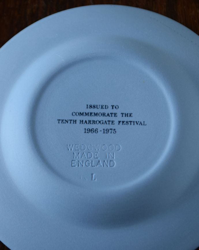 アンティーク 陶磁器の雑貨　アンティーク雑貨　ウェッジウッド　裏側には品質の証ひっくり返して見ると、ウェッジウッドのマークを見つけることが出来ます。(x-955-z)