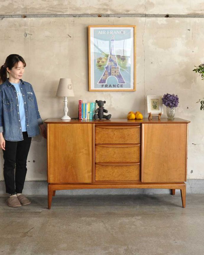 サイドボード　アンティーク家具　マッキントッシュ社のヴィンテージ家具、北欧テイストのシンプルなサイドボード。脚があるので軽やかな印象です。(x-957-f)