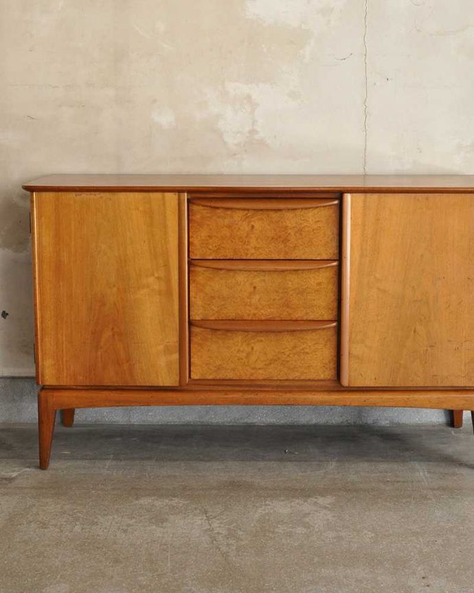 サイドボード　アンティーク家具　マッキントッシュ社のヴィンテージ家具、北欧テイストのシンプルなサイドボード。リビングで電話などの置き場所として使っても最適です。(x-957-f)