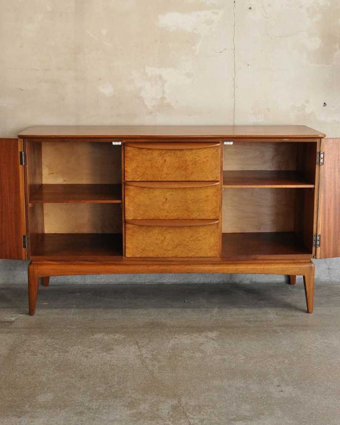 サイドボード　アンティーク家具　マッキントッシュ社のヴィンテージ家具、北欧テイストのシンプルなサイドボード。両サイドの扉の奥はたっぷり収納。(x-957-f)