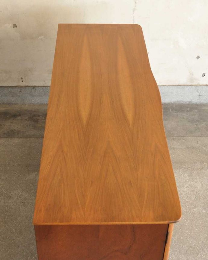 サイドボード　アンティーク家具　マッキントッシュ社のヴィンテージ家具、北欧テイストのシンプルなサイドボード。天板もキレイに塗装を仕上げました。(x-957-f)