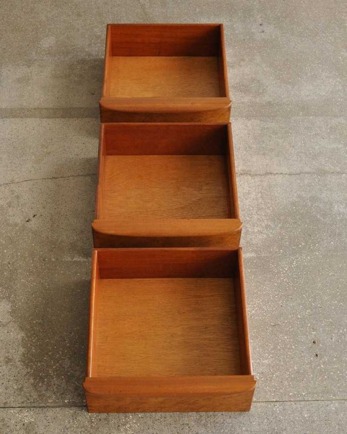 サイドボード　アンティーク家具　マッキントッシュ社のヴィンテージ家具、北欧テイストのシンプルなサイドボード。引き出しは手前が1段目です。(x-957-f)