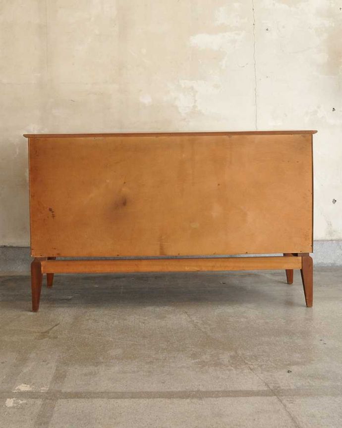 サイドボード　アンティーク家具　マッキントッシュ社のヴィンテージ家具、北欧テイストのシンプルなサイドボード。アンティークは新品ではないので、もちろん経年変化によるキズはありますが、専門の職人が目立たないようキレイにお直しをしているので、後姿までキレイです。(x-957-f)