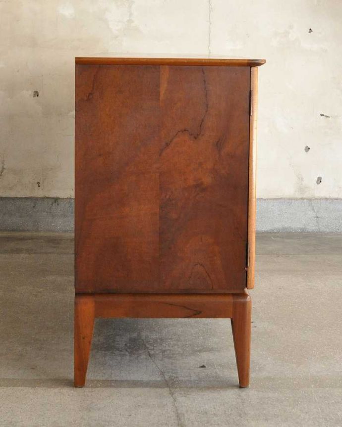 サイドボード　アンティーク家具　マッキントッシュ社のヴィンテージ家具、北欧テイストのシンプルなサイドボード。サイドから見てもキレイな状態です。(x-957-f)