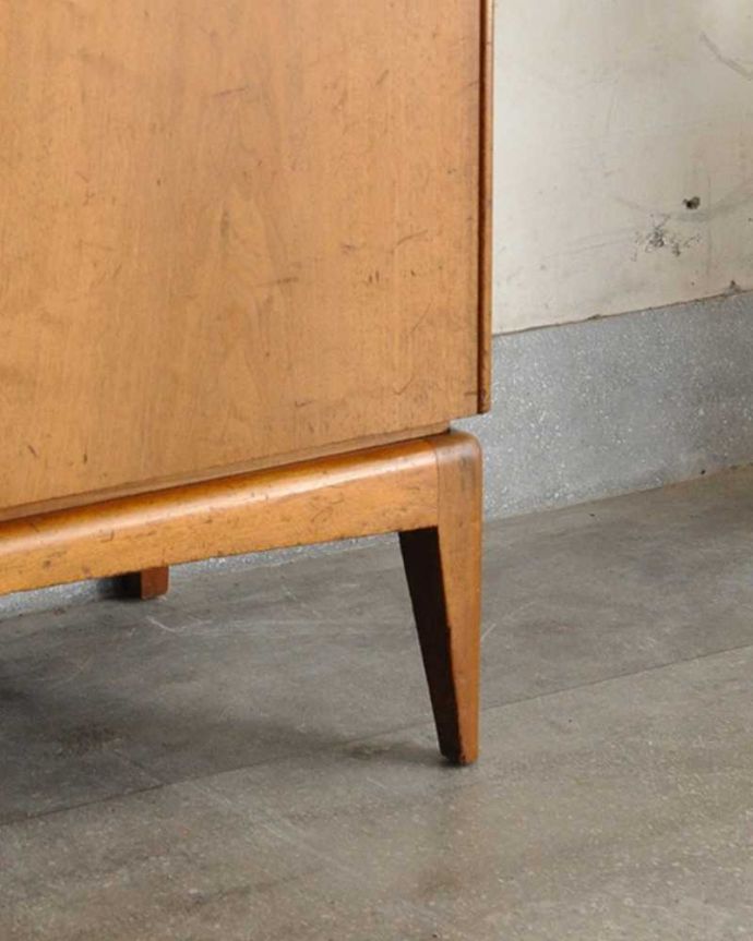 サイドボード　アンティーク家具　マッキントッシュ社のヴィンテージ家具、北欧テイストのシンプルなサイドボード。きちんと支えます。(x-957-f)