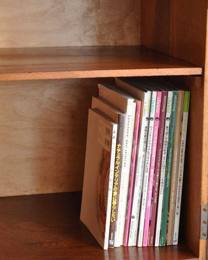 サイドボード　アンティーク家具　マッキントッシュ社のヴィンテージ家具、北欧テイストのシンプルなサイドボード。雑誌やA4サイズのファイルも収納できます。(x-957-f)