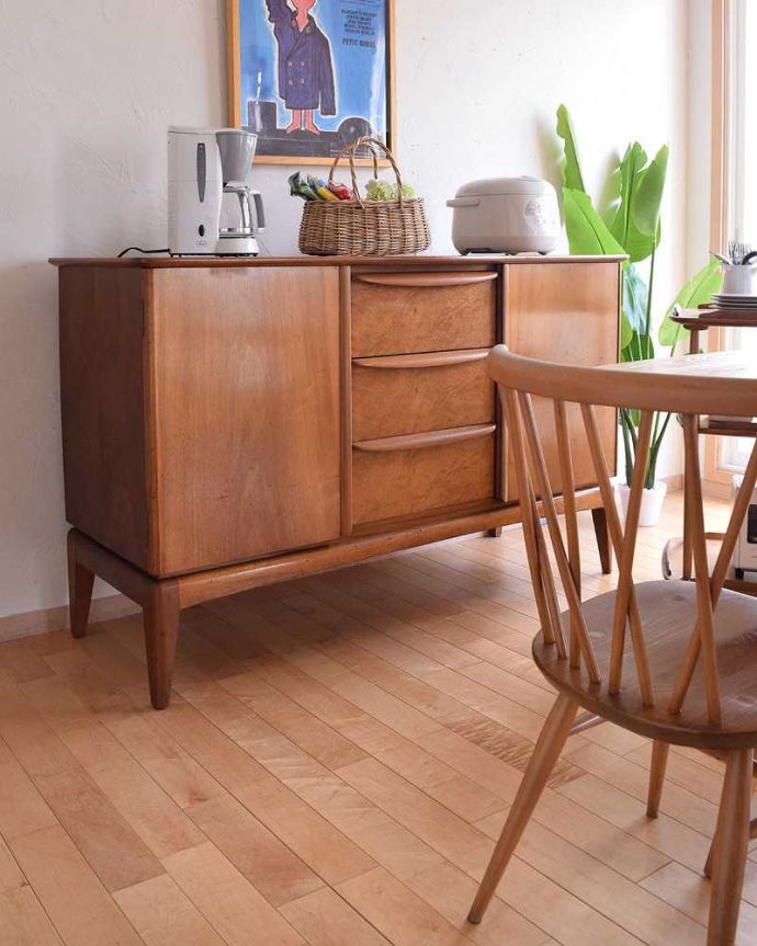 サイドボード　アンティーク家具　マッキントッシュ社のヴィンテージ家具、北欧テイストのシンプルなサイドボード。デザイン性の高いおシャレ家具どこに置いてもとにかく目を惹くおシャレなデザイン。(x-957-f)