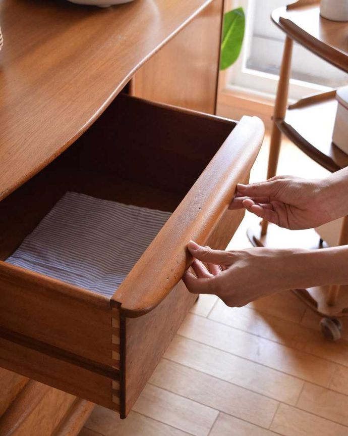 サイドボード　アンティーク家具　マッキントッシュ社のヴィンテージ家具、北欧テイストのシンプルなサイドボード。アクセサリーや文房具など細々したものをしまえます。(x-957-f)