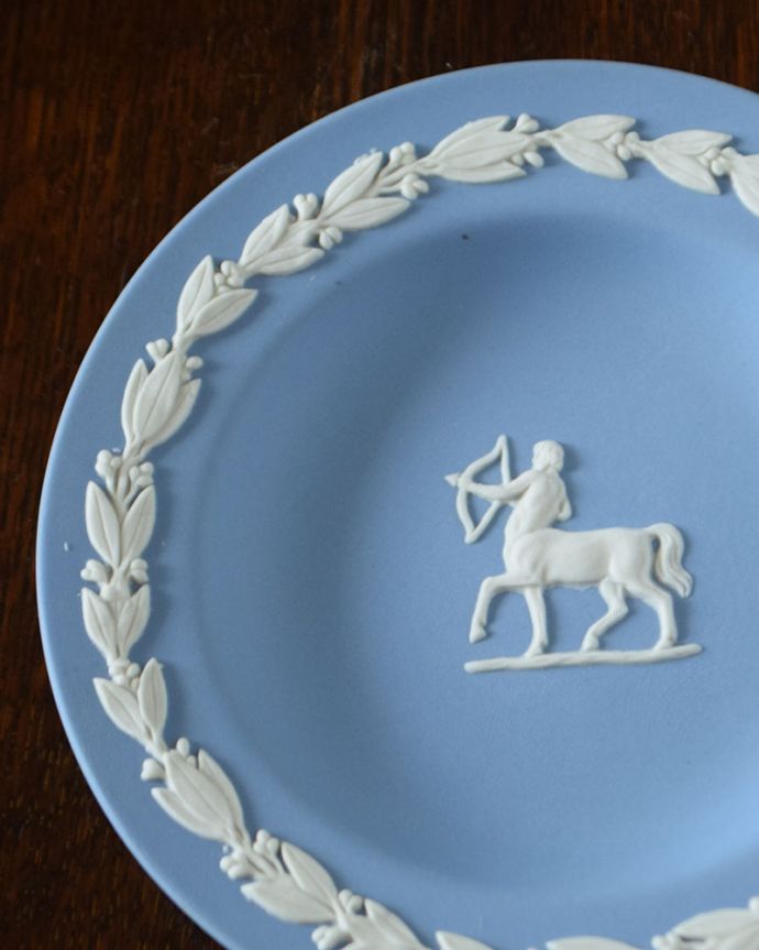 アンティーク 陶磁器の雑貨　アンティーク雑貨　ウェッジウッド　古代美術がモチーフになっている模様ぷっくりと浮かび上がる白い模様は、古代ギリシャ・ローマ美術の装飾をモチーフにした繊細で優雅なデザインです。(x-957-z)