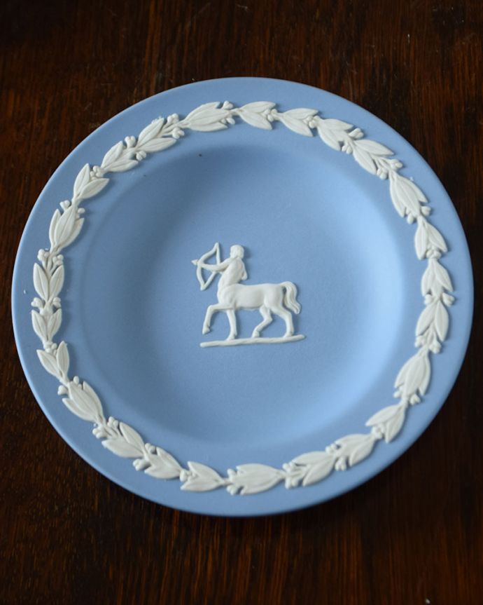 アンティーク 陶磁器の雑貨　アンティーク雑貨　ウェッジウッド　上から見るとこんな感じですアンティークのため、多少の欠け・傷がある場合がありますが、使用上問題はありませんので、ご了承下さい。(x-957-z)