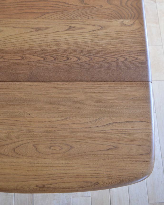 アーコールの家具 アンティーク家具 3パターンのサイズ展開可能、アーコール社のヴィンテージドロップリーフテーブル。近づいてみるとこんな感じです。(x-958-f)