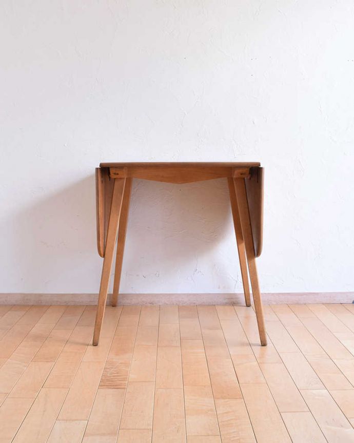 アーコールの家具 アンティーク家具 3パターンのサイズ展開可能、アーコール社のヴィンテージドロップリーフテーブル。横から見てもステキ使わないときは、たたんで壁につけておけば、お部屋が広く使えます。(x-958-f)