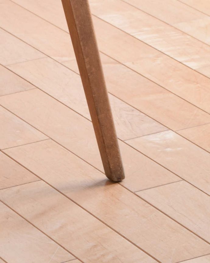 アーコールの家具 アンティーク家具 3パターンのサイズ展開可能、アーコール社のヴィンテージドロップリーフテーブル。持ち上げなくても移動できます!Handleのアンティークは、脚の裏にフェルトキーパーをお付けしていますので、持ち上げなくても床を滑らせて移動させることが出来ます。(x-958-f)