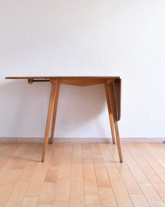 アーコールの家具 アンティーク家具 3パターンのサイズ展開可能、アーコール社のヴィンテージドロップリーフテーブル。片方だけ開いても・・・リーフは片方ずつ広がるので、3WAYで使えます。(x-958-f)