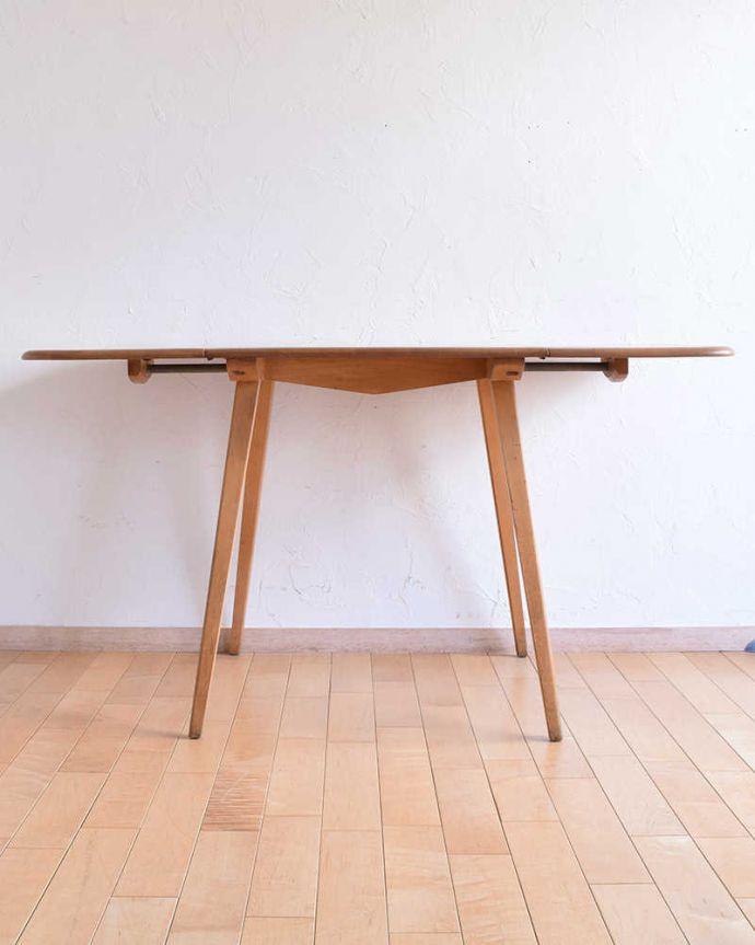 アーコールの家具 アンティーク家具 3パターンのサイズ展開可能、アーコール社のヴィンテージドロップリーフテーブル。両方開いたらこんな感じスッキリとしたアーコールの家具は、テーブルにしてはめずらしく幕板と言って天板の下に板がない特殊な構造です。(x-958-f)