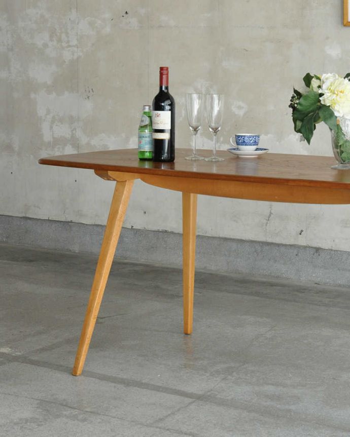 アーコールの家具 アンティーク家具 北欧スタイルの家具、アンティークのアーコール社のダイニングテーブル。スッキリしたデザイン。(x-959-f)