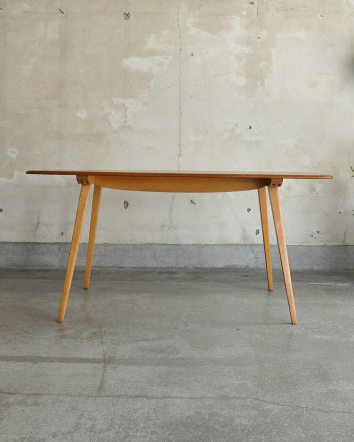 アーコールの家具 アンティーク家具 北欧スタイルの家具、アンティークのアーコール社のダイニングテーブル。アンティークは新品ではないので、もちろん経年変化によるキズはありますが、専門の職人が目立たないようキレイにお直しをしているので、後姿までキレイです。(x-959-f)