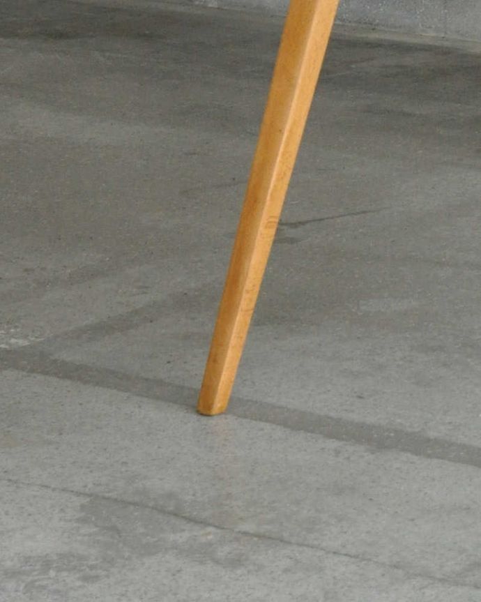 アーコールの家具 アンティーク家具 北欧スタイルの家具、アンティークのアーコール社のダイニングテーブル。しっかりテーブルを支えます。(x-959-f)