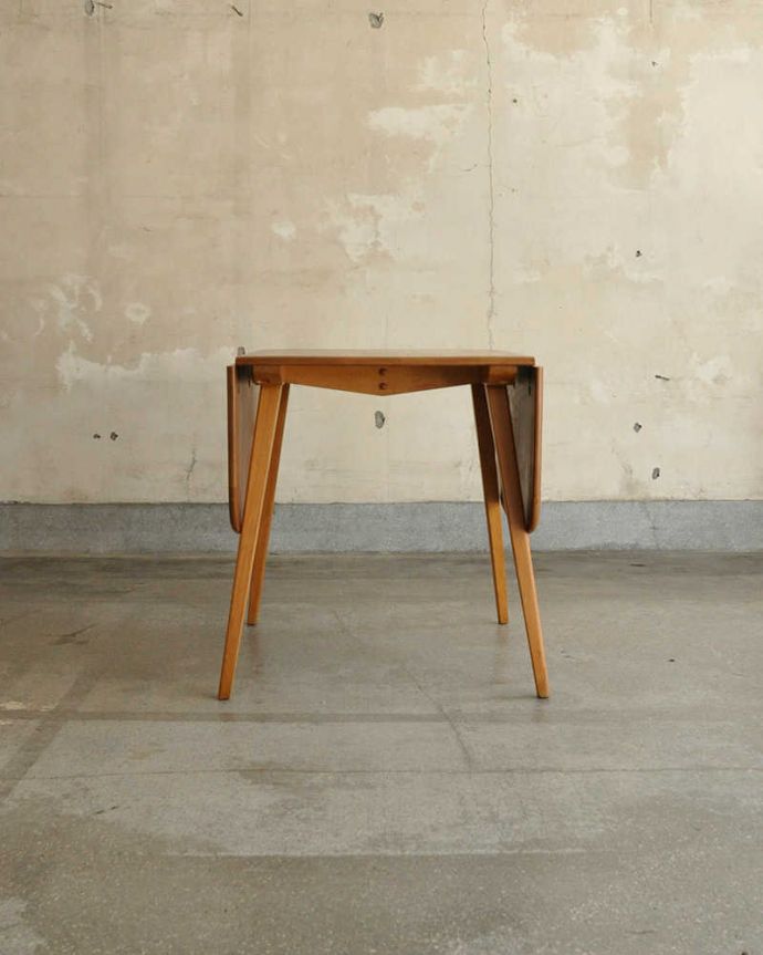 アーコールの家具　アンティーク家具　用途に合わせてサイズ展開可能、アーコール社のヴィンテージドロップリーフテーブル。横から見てもステキ使わないときは、たたんで壁につけておけば、お部屋が広く使えます。(x-960-f)