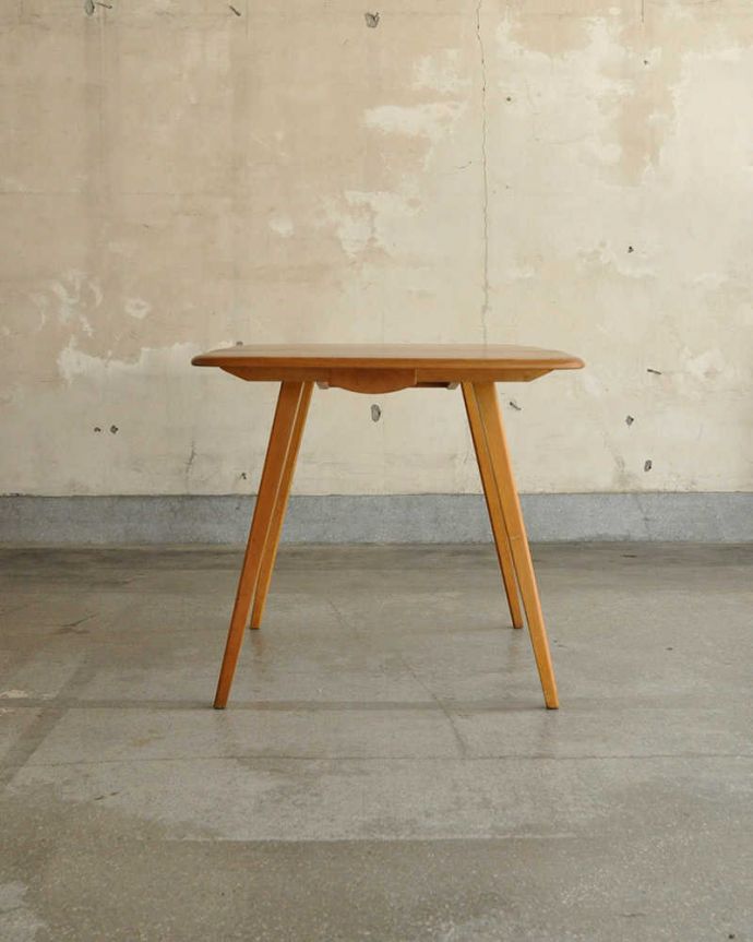 アーコールの家具　アンティーク家具　用途に合わせてサイズ展開可能、アーコール社のヴィンテージドロップリーフテーブル。クルッと回転！アンティークは新品ではないので、もちろん経年変化によるキズはありますが、専門の職人がキレイにお直しをしているので、どこから見てもキレイです。(x-960-f)