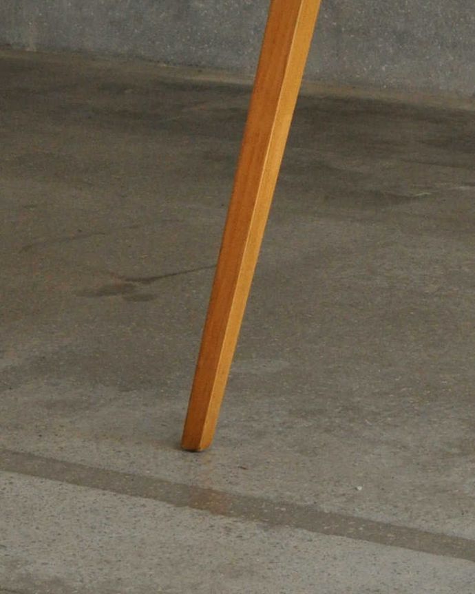 アーコールの家具　アンティーク家具　用途に合わせてサイズ展開可能、アーコール社のヴィンテージドロップリーフテーブル。持ち上げなくても移動できます！Handleのアンティークは、脚の裏にフェルトキーパーをお付けしていますので、持ち上げなくても床を滑らせて移動させることが出来ます。(x-960-f)