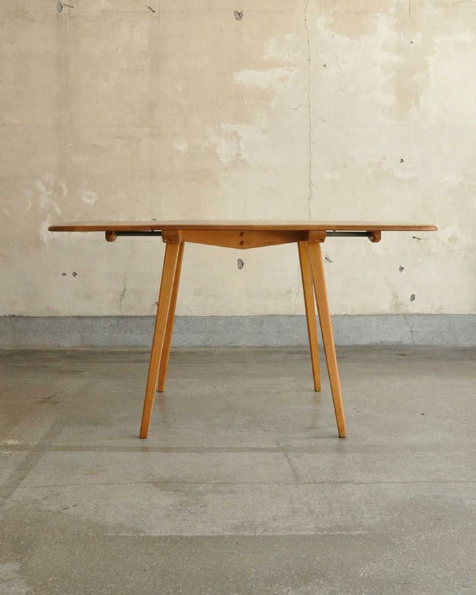 アーコールの家具　アンティーク家具　用途に合わせてサイズ展開可能、アーコール社のヴィンテージドロップリーフテーブル。両方開いたらこんな感じスッキリとしたアーコールの家具は、テーブルにしてはめずらしく幕板と言って天板の下に板がない特殊な構造です。(x-960-f)