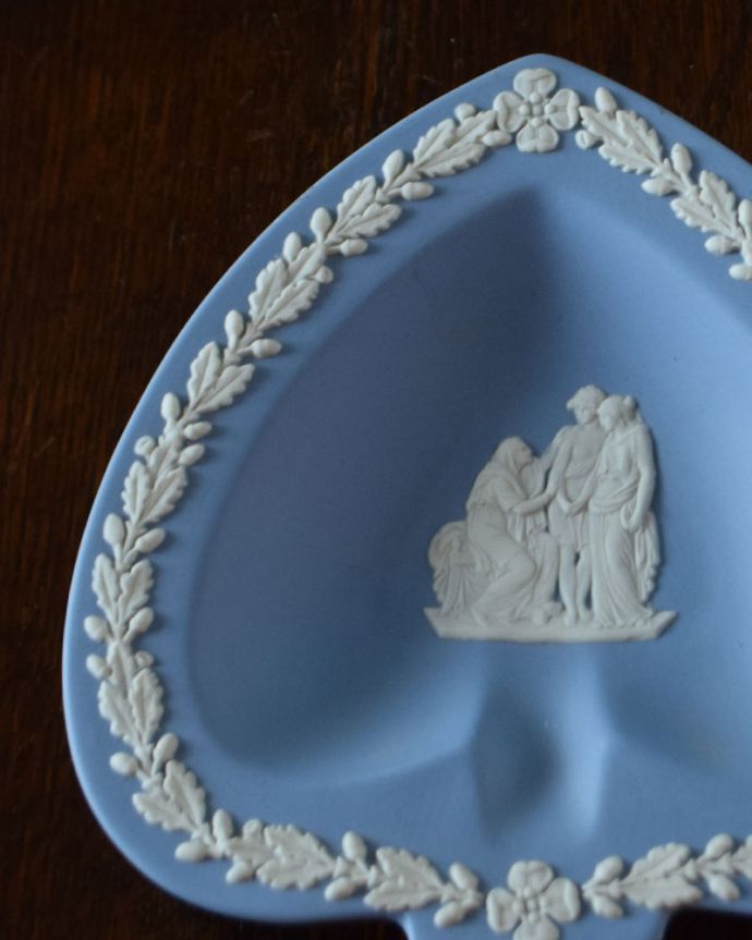 アンティーク 陶磁器の雑貨 アンティーク雑貨 ウェッジウッド 古代美術がモチーフになっている模様ぷっくりと浮かび上がる白い模様は、古代ギリシャ・ローマ美術の装飾をモチーフにした繊細で優雅なデザインです。(x-963-z)