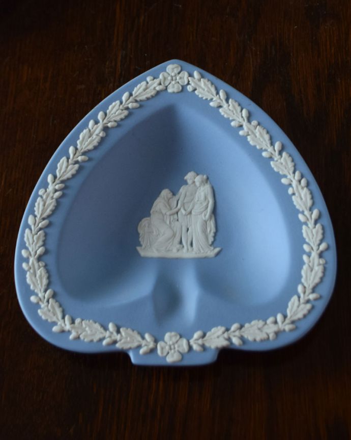 アンティーク 陶磁器の雑貨 アンティーク雑貨 ウェッジウッド 上から見るとこんな感じですアンティークのため、多少の欠け・傷がある場合がありますが、使用上問題はありませんので、ご了承下さい。(x-963-z)