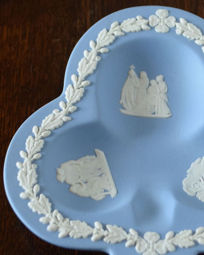 アンティーク 陶磁器の雑貨　アンティーク雑貨　ウェッジウッド　古代美術がモチーフになっている模様ぷっくりと浮かび上がる白い模様は、古代ギリシャ・ローマ美術の装飾をモチーフにした繊細で優雅なデザインです。(x-967-z)