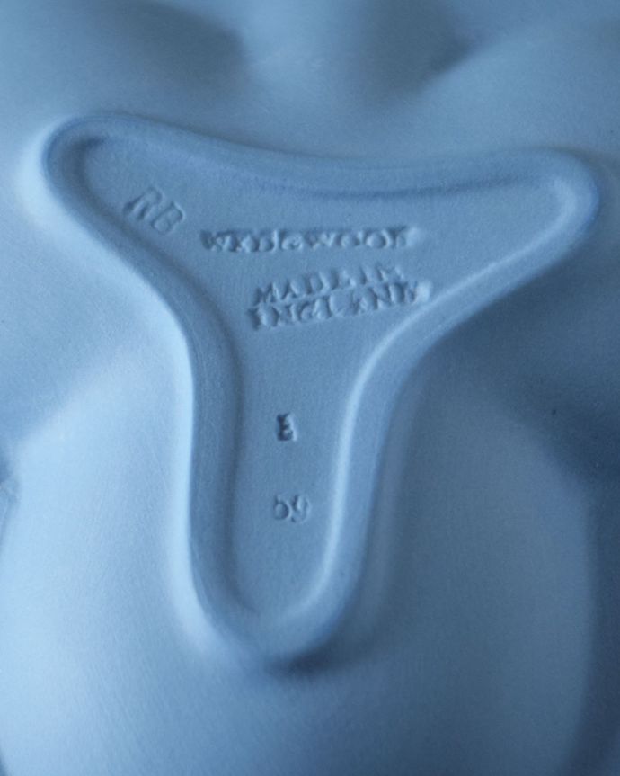 アンティーク 陶磁器の雑貨　アンティーク雑貨　ウェッジウッド　裏側には品質の証ひっくり返して見ると、ウェッジウッドのマークを見つけることが出来ます。(x-967-z)