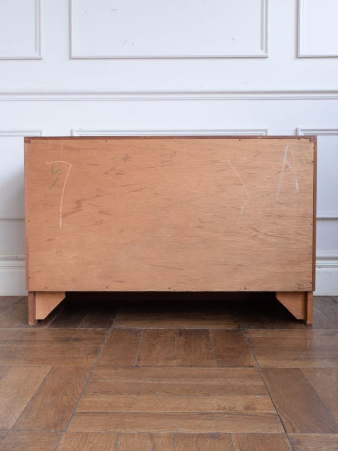 g-planのチェストの後ろ姿