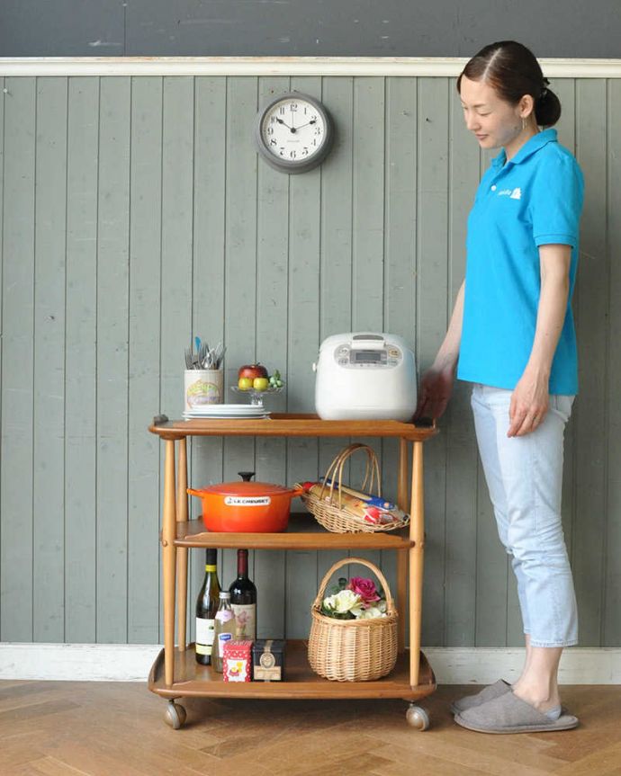 アーコールの家具　アンティーク家具　北欧デザインのヴィンテージ家具、キャスター付きトローリー （アーコール）。コロコロ転がせて移動も楽チン！アンティークの中でも人気の高いワゴン。(x-978-f)