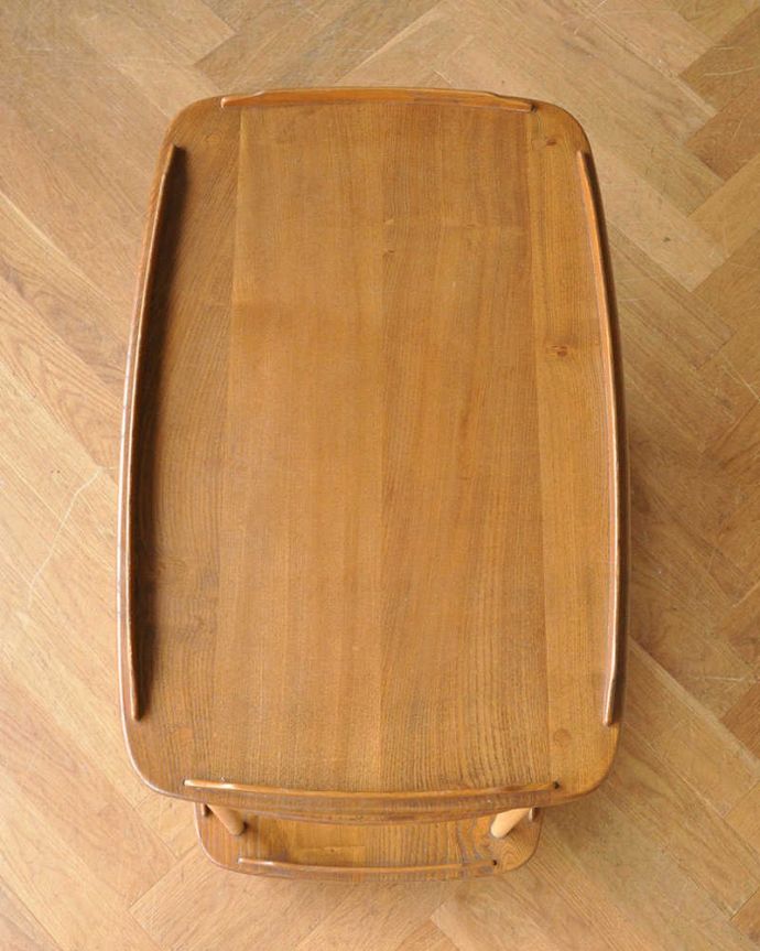 アーコールの家具　アンティーク家具　北欧デザインのヴィンテージ家具、キャスター付きトローリー （アーコール）。上から見るとこんな形です修復にもいろんな方法がありますが、Handleではこだわって仕上げています。(x-978-f)